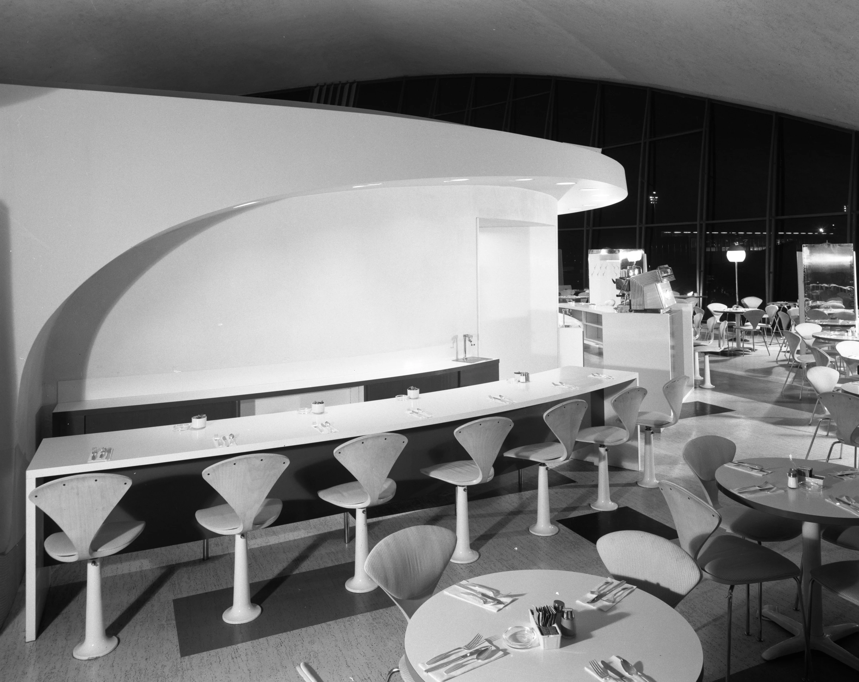 The Union News restaurant at Idlewild airport was another of Loewy's designs (Photo: Gottscho-Schleisner Collection, Library of Congress)
