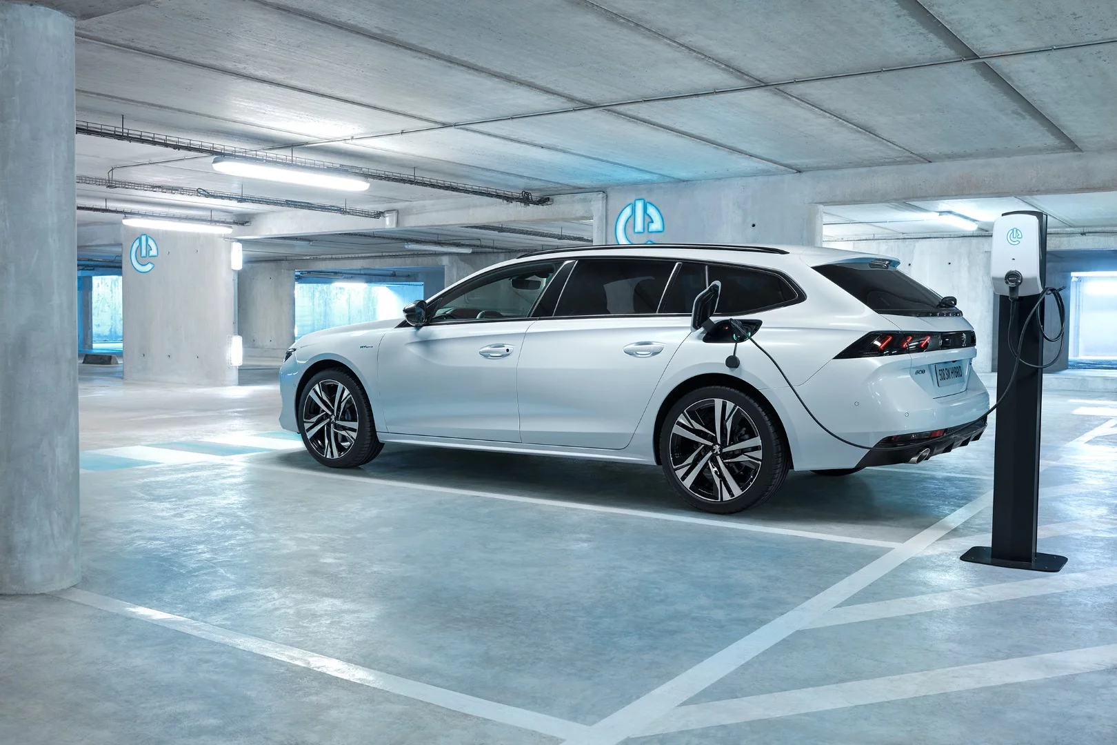 The Peugeot 508 SW will also have a plug-in option using the same system offered in the standard 508 model
