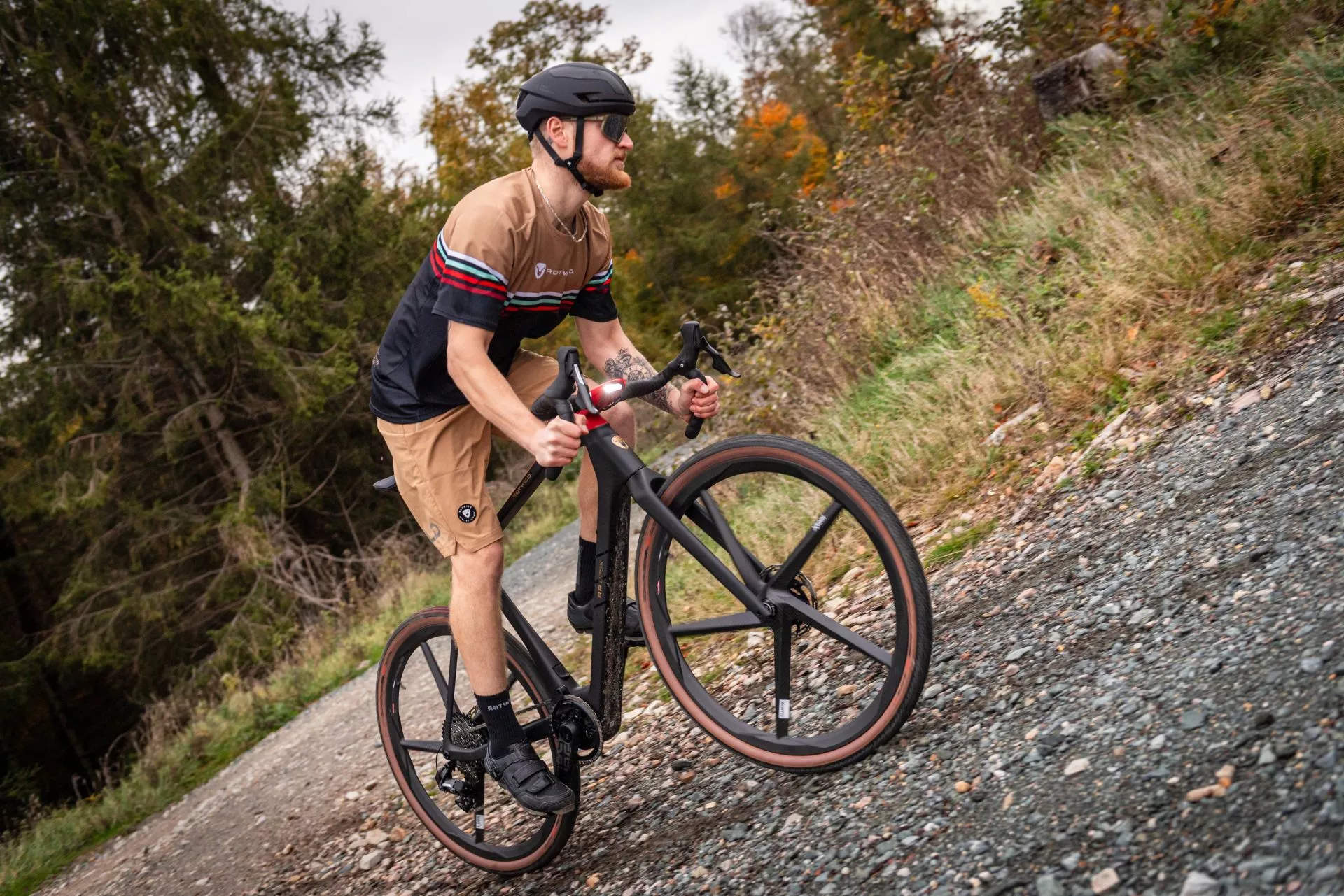 The R.R275 X relies on Schwalbe G-One R Evo tires for grip on slick, rugged gravel terrain