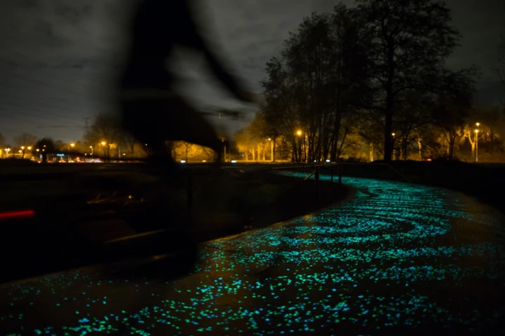 The Van Gogh-Roosegaarde cycle path glows in the dark to shows cyclists the way