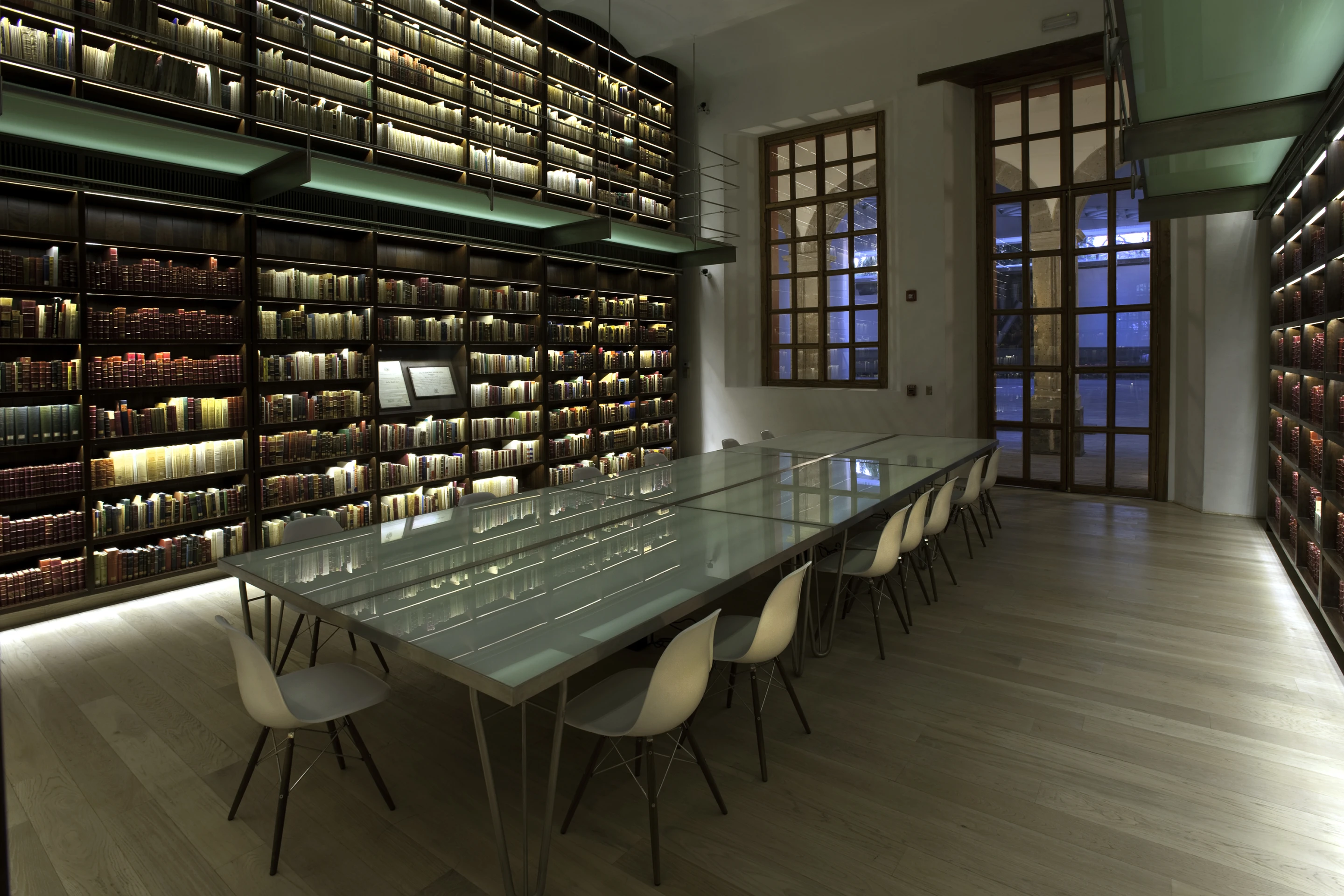 Designed to house the personal library of Mexican diplomat Antonion Castro Leal, the Castro Leal Library in Mexico City won first prize in the institutional category in the 2012 Mexican Association of Interior Designers' AMDI Awards