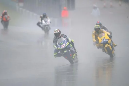 Marco melandri and Troy bayliss were at the front of the field in the early laps, until melandri crashed and Bayliss crashed trying to avoid running over the fallen Melandri. Bayliss may rejoin Ducati in 2006