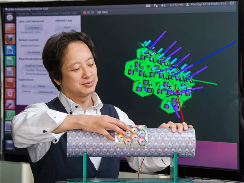 Prof. Gordon Cheng with the CellulARSkin (Photo: TUM)