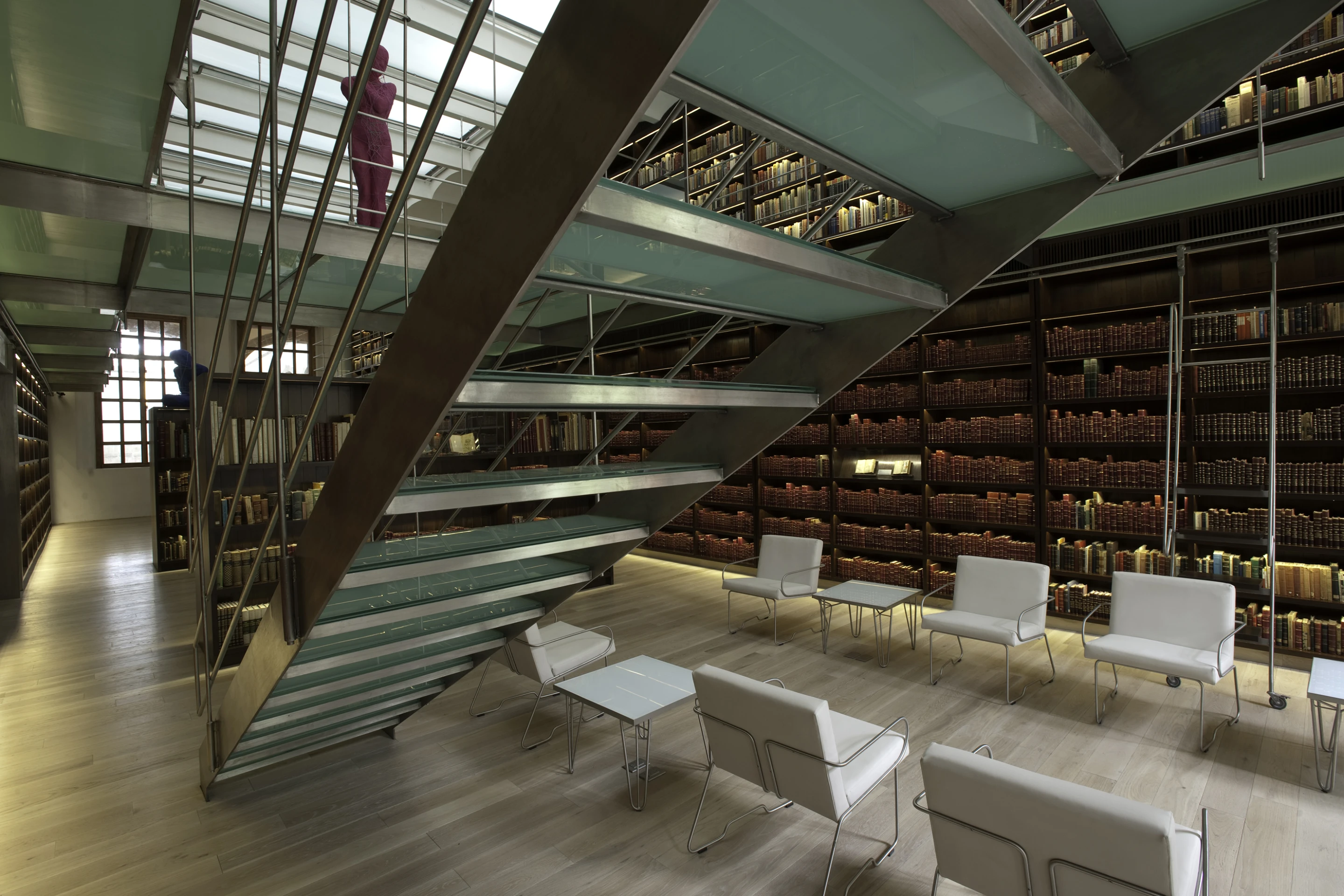 Designed to house the personal library of Mexican diplomat Antonion Castro Leal, the Castro Leal Library in Mexico City won first prize in the institutional category in the 2012 Mexican Association of Interior Designers' AMDI Awards