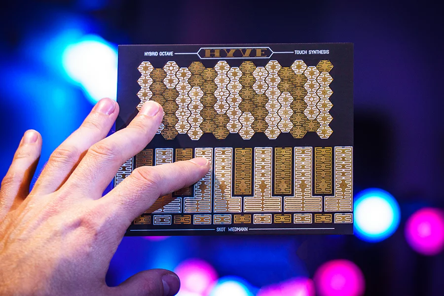 Hyve players can run through octaves by sweeping a finger up a key and then pan left or right by moving across from the chosen note, and end in a finger wiggle vibrato