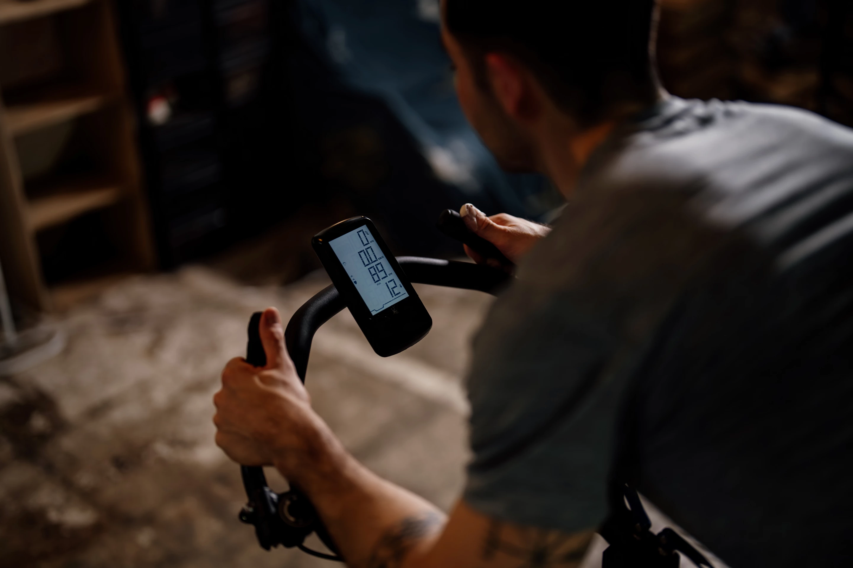 A Bluetooth display connects to apps such as Zwift