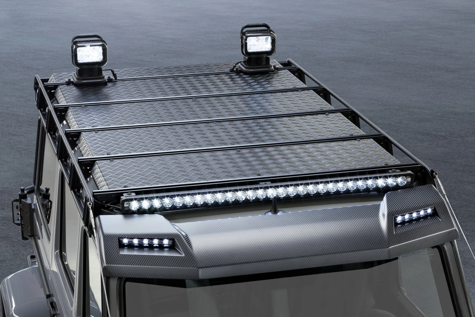 Bird's eye of the roof rack and lighting