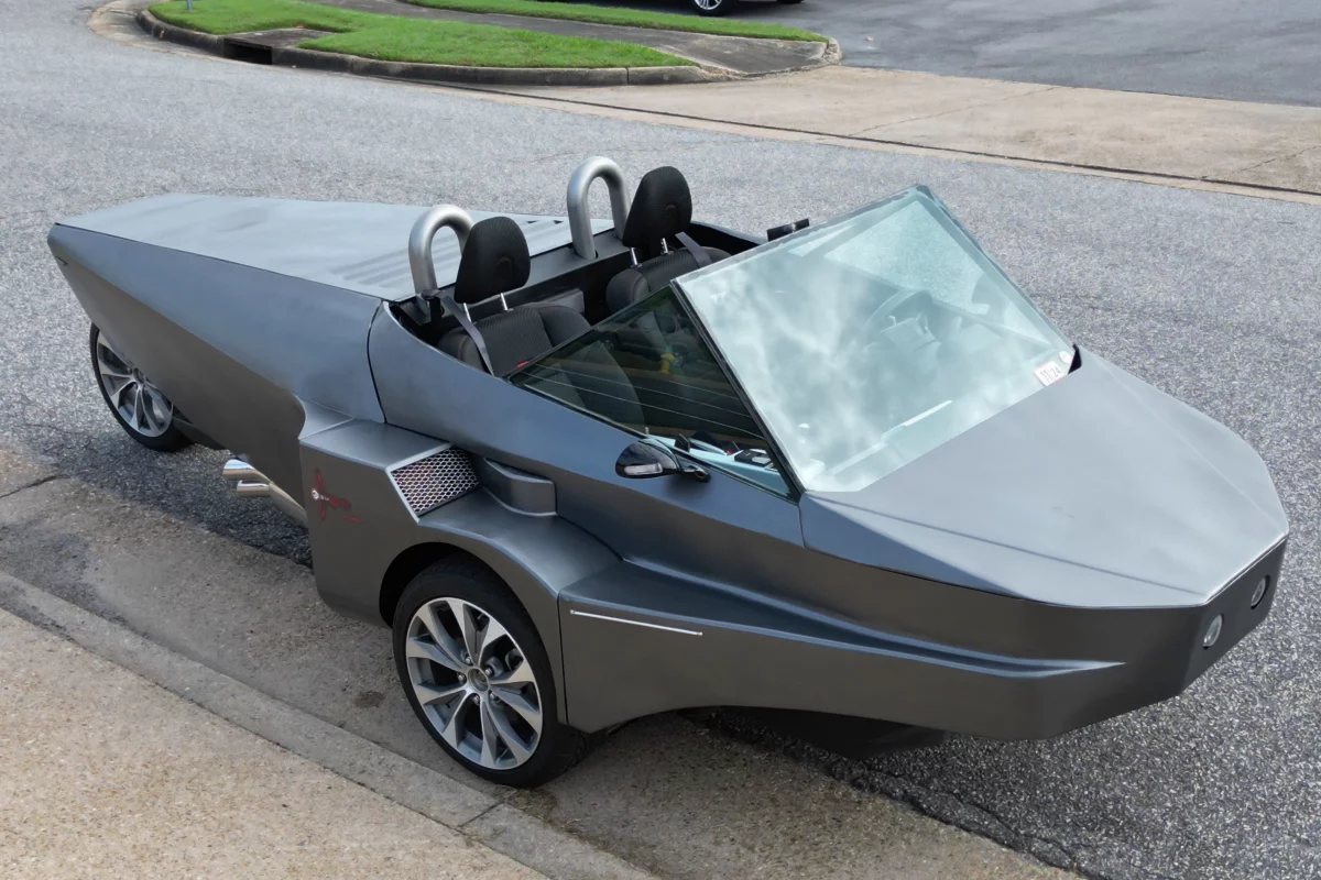 The Dragonfly Three Wheeler certainly won't be mistaken for any other vehicle