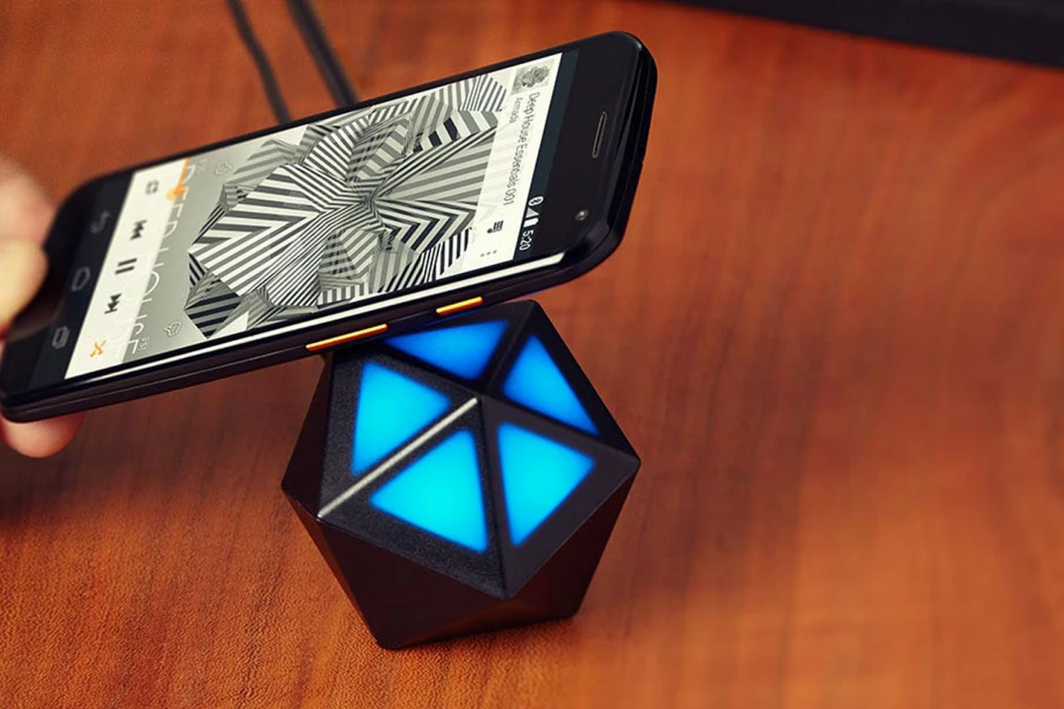 Motorola's Moto Stream brings wireless audio streaming capabilities to old stereo systems