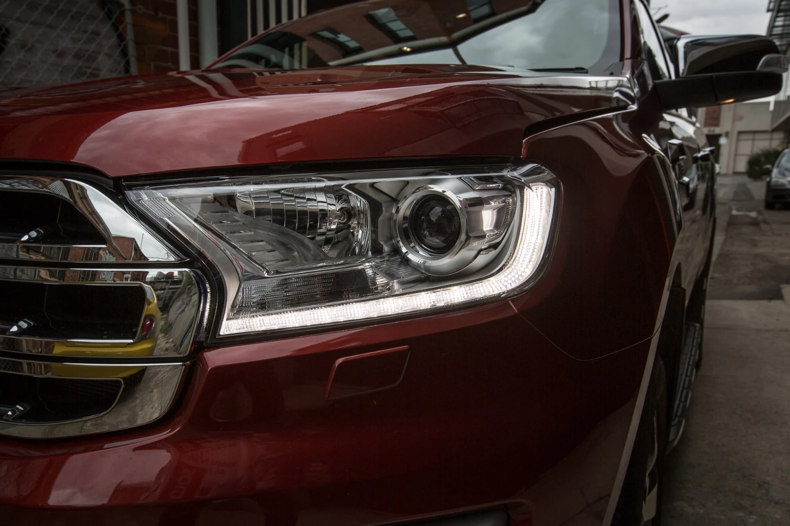Ford Everest: Auto on/off headlamps