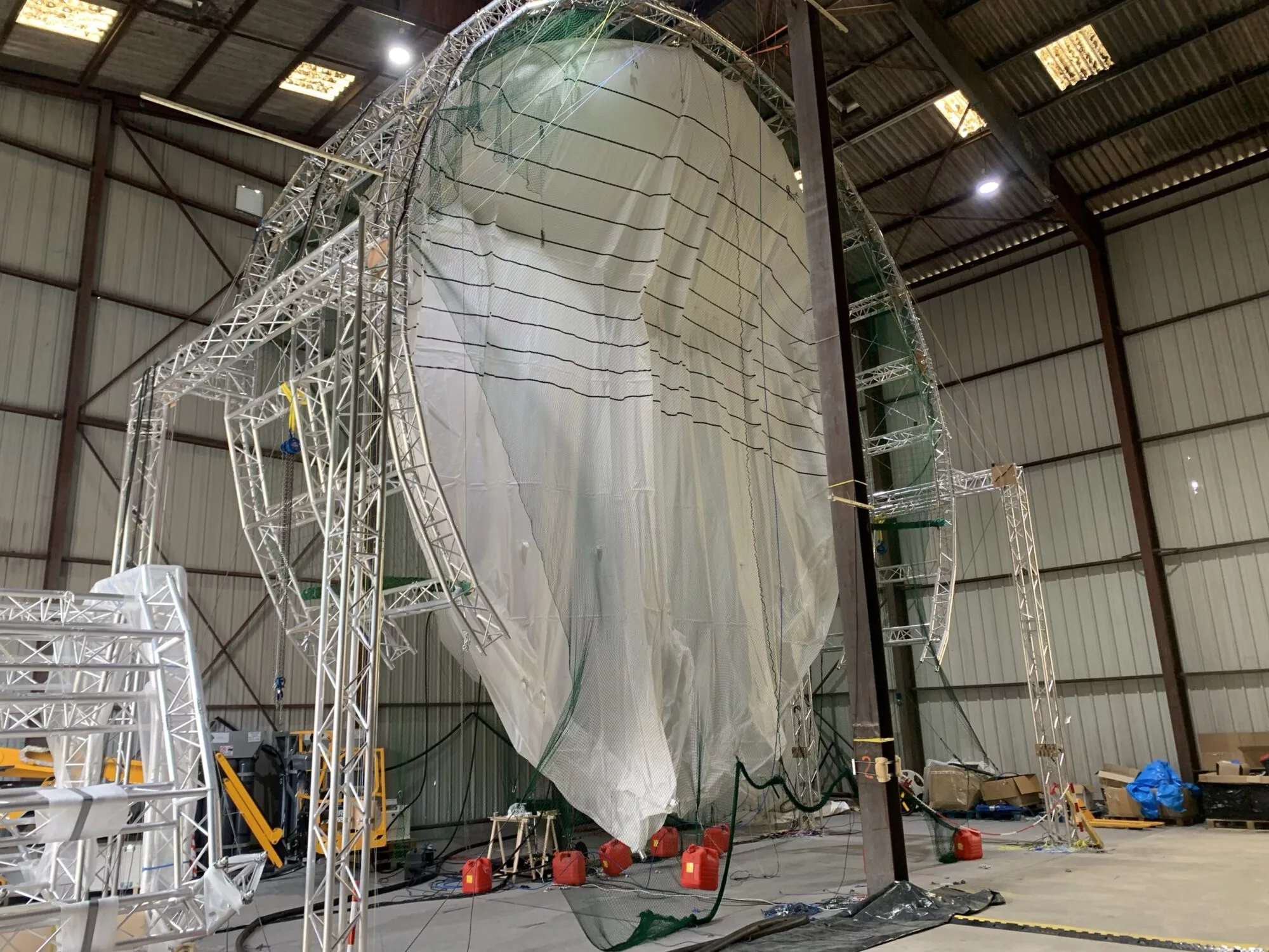 Flying Whales tests the folding, unfolding and inflation of its hydrogen cell in a 1/5-scale model of an LCA60T segment