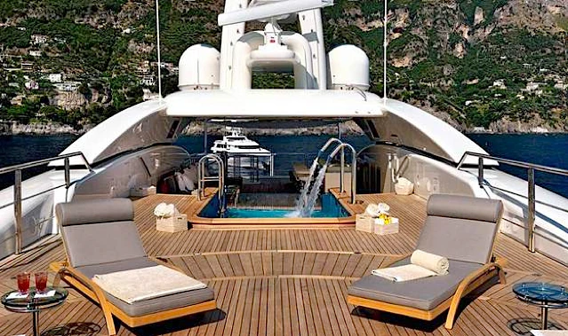Flying bridge pool, M/Y Numptia