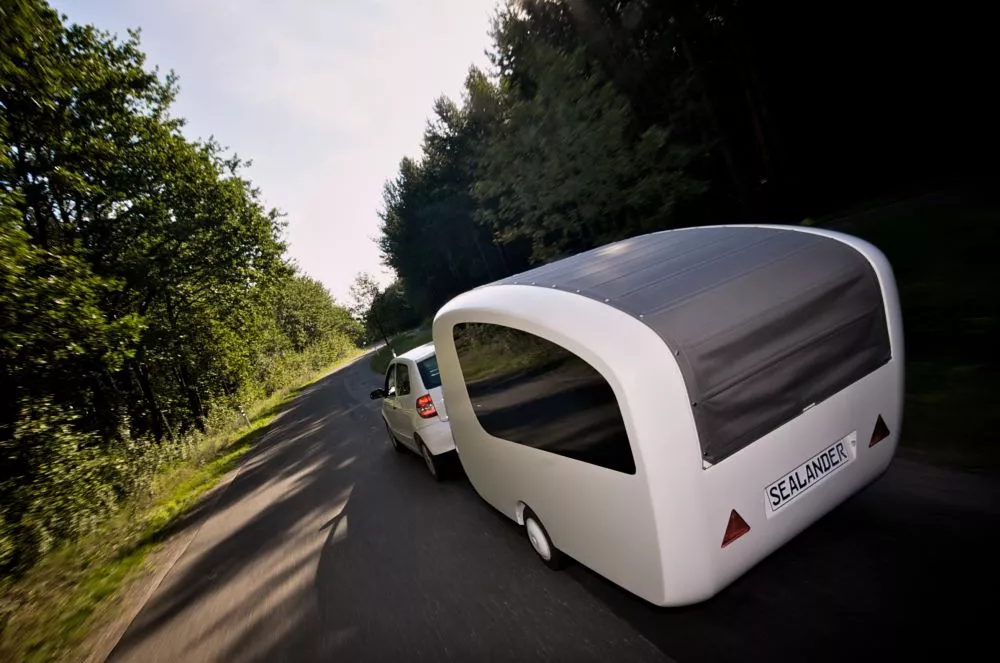 Sealander doesn't require any special license to tow it, neither to sail it in Germany