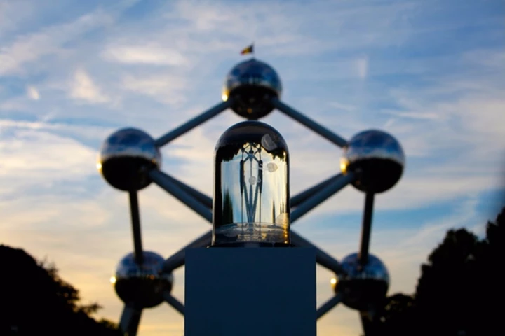 High-tech jellyfish habitat – The Darwin Tank