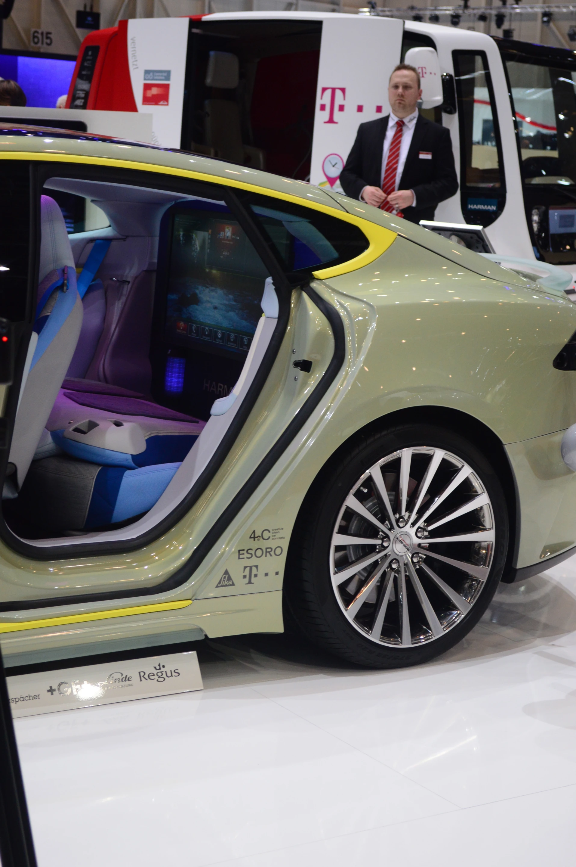 The XchangE includes a 32-inch UHD display