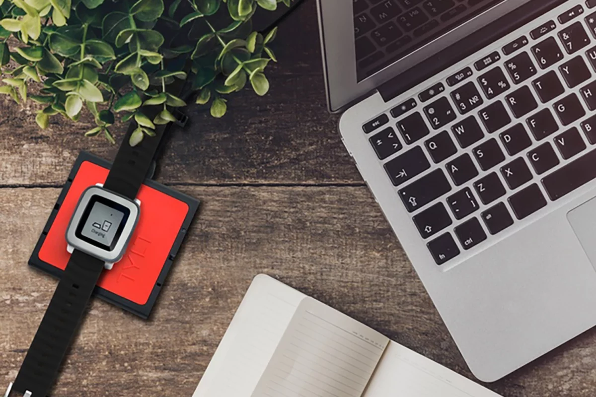 The Tylt Vü Pulse adds extra capabilities to the Pebble Time smartwatch