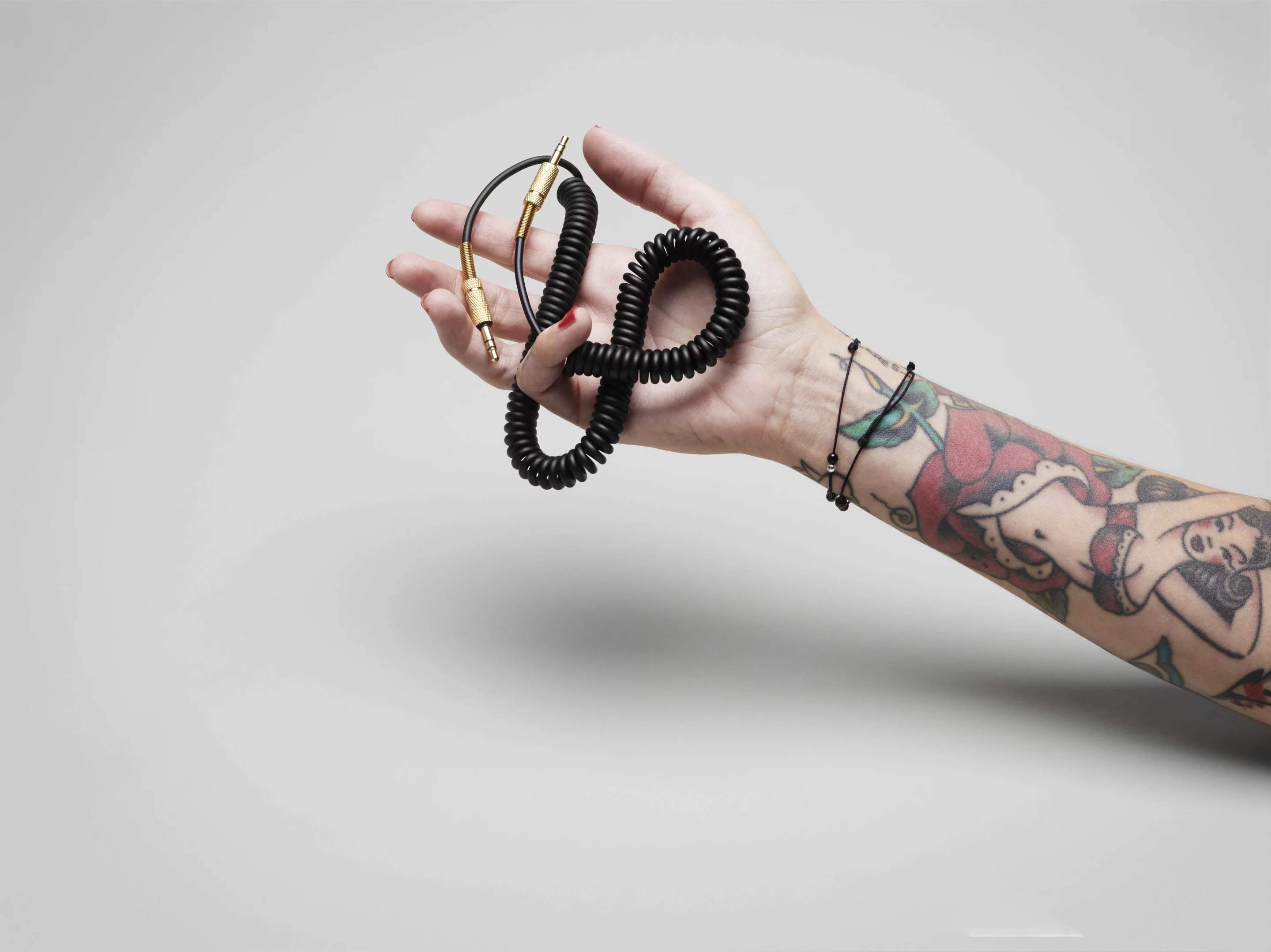 The Hanwell ships with a guitar-like, double-ended coil cord with 3.5 mm audio jacks at either end