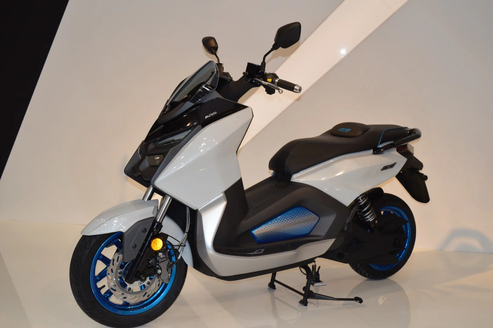 Taiwanese manufacturer, SYM, unveiled the EE1 scooter at EICMA, an electric model that's aimed squarely at the 125 class, with 130 km/h top speed and a reported 100 km range