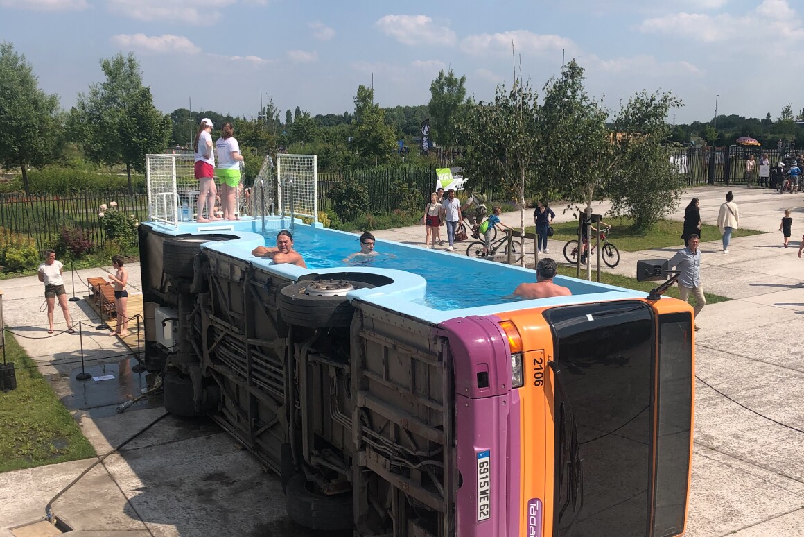 Le Bus Piscine was modified with the help of specialist engineers to turn it into a swimming pool