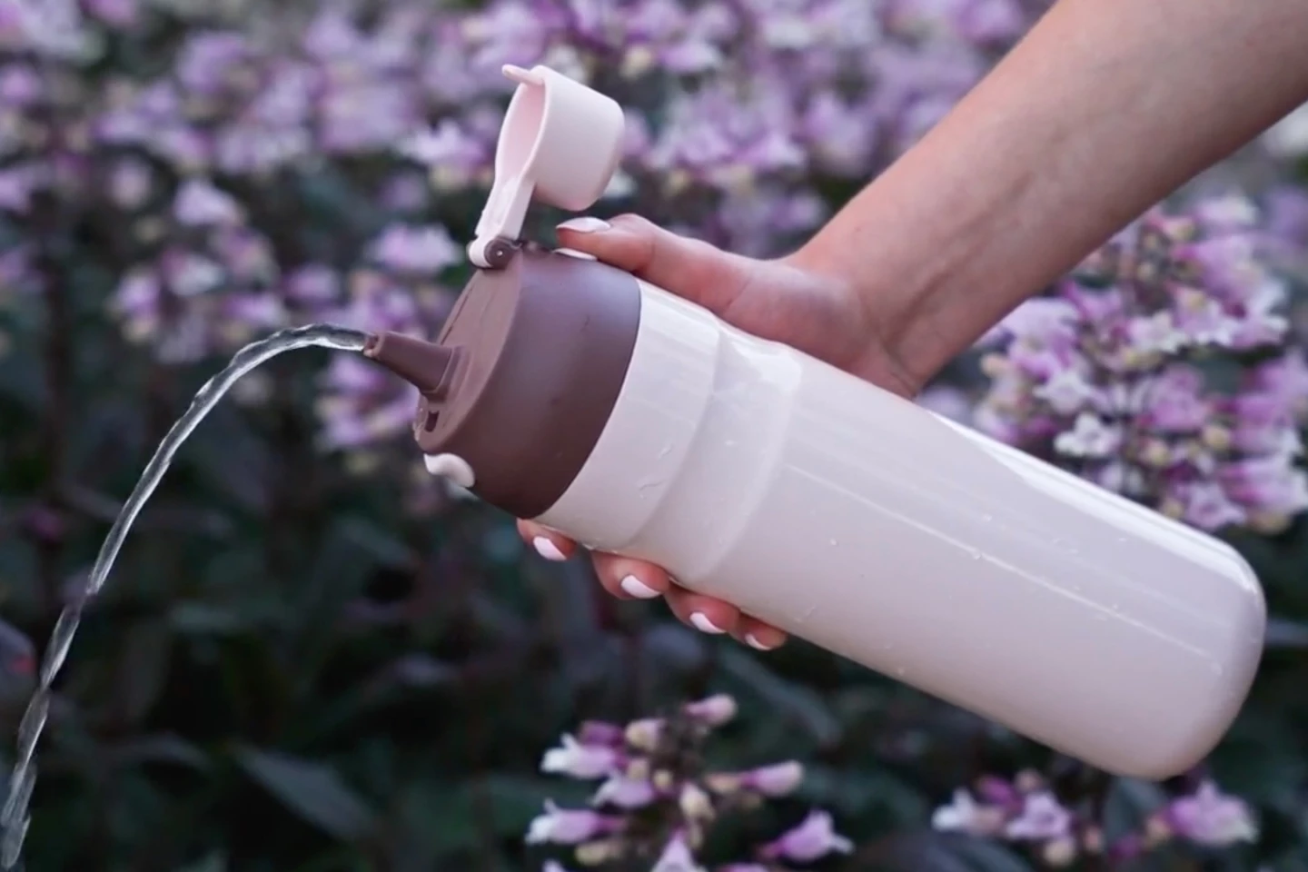 The Active-Pump Sports Bottle measures 280 mm long by 75 mm wide (11 by 3 in) – there's no word on weight
