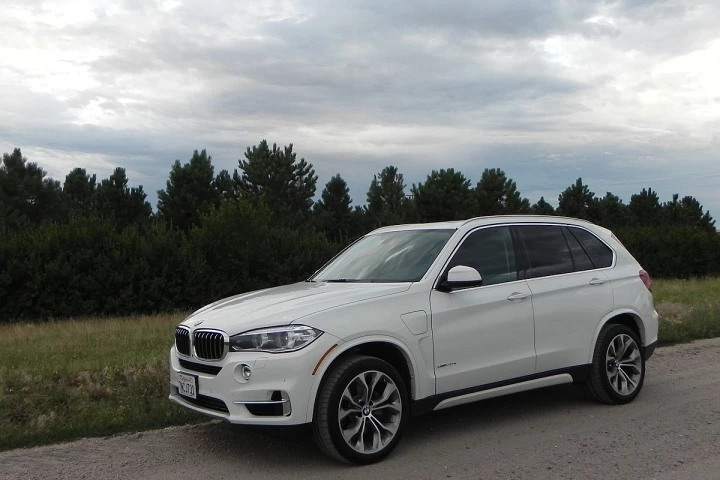 The X5 now becomes part of the larger iPerformance family in the BMW workshop, with the new xDrive40e plug-in hybrid model