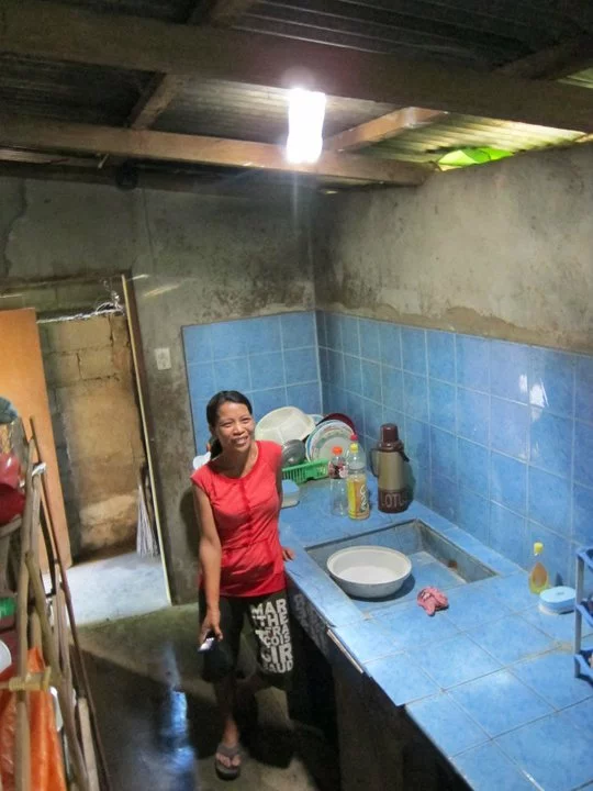 The Isang Litrong Liwanag (A Liter of Light) project is bringing light to the homes of the poor, by installing sunlight-diffusing pop bottles in their roofs (Photo: Isang Litrong Liwanag)