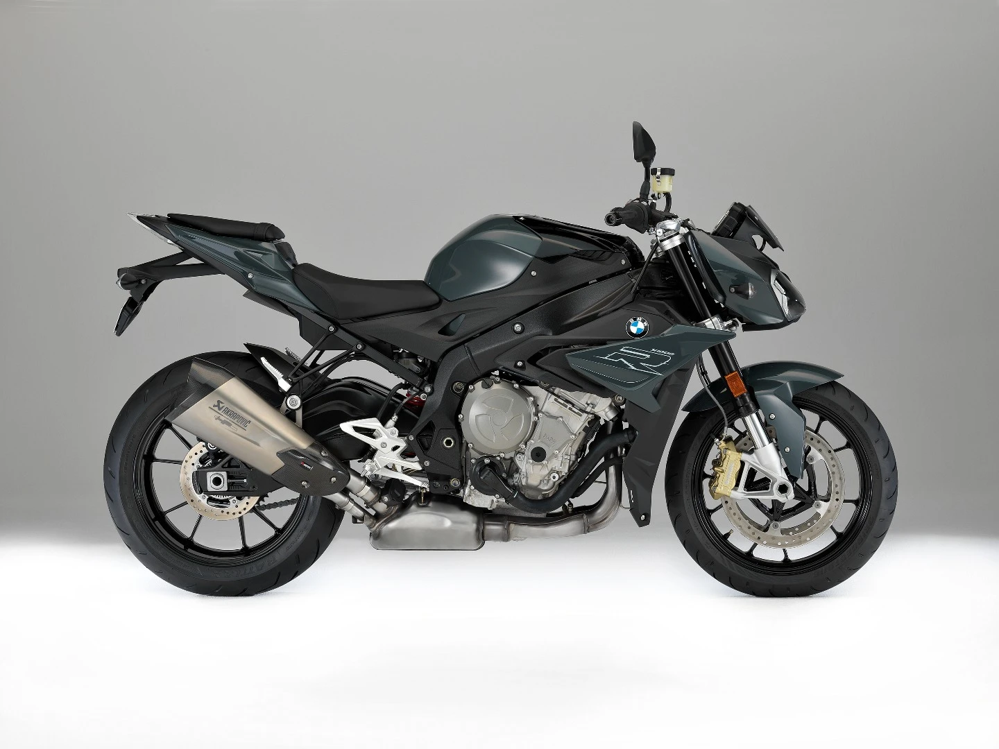 2017 BMW S1000R: grey paint job looks better in the flesh