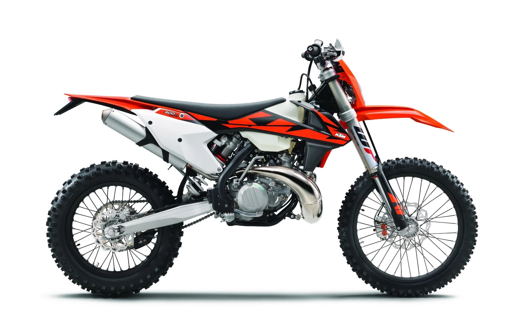 Only the 2018 graphics, or a careful look at the fueling system behind the cylinder will reveal that this is a next-gen fuel injected KTM EXC TPI