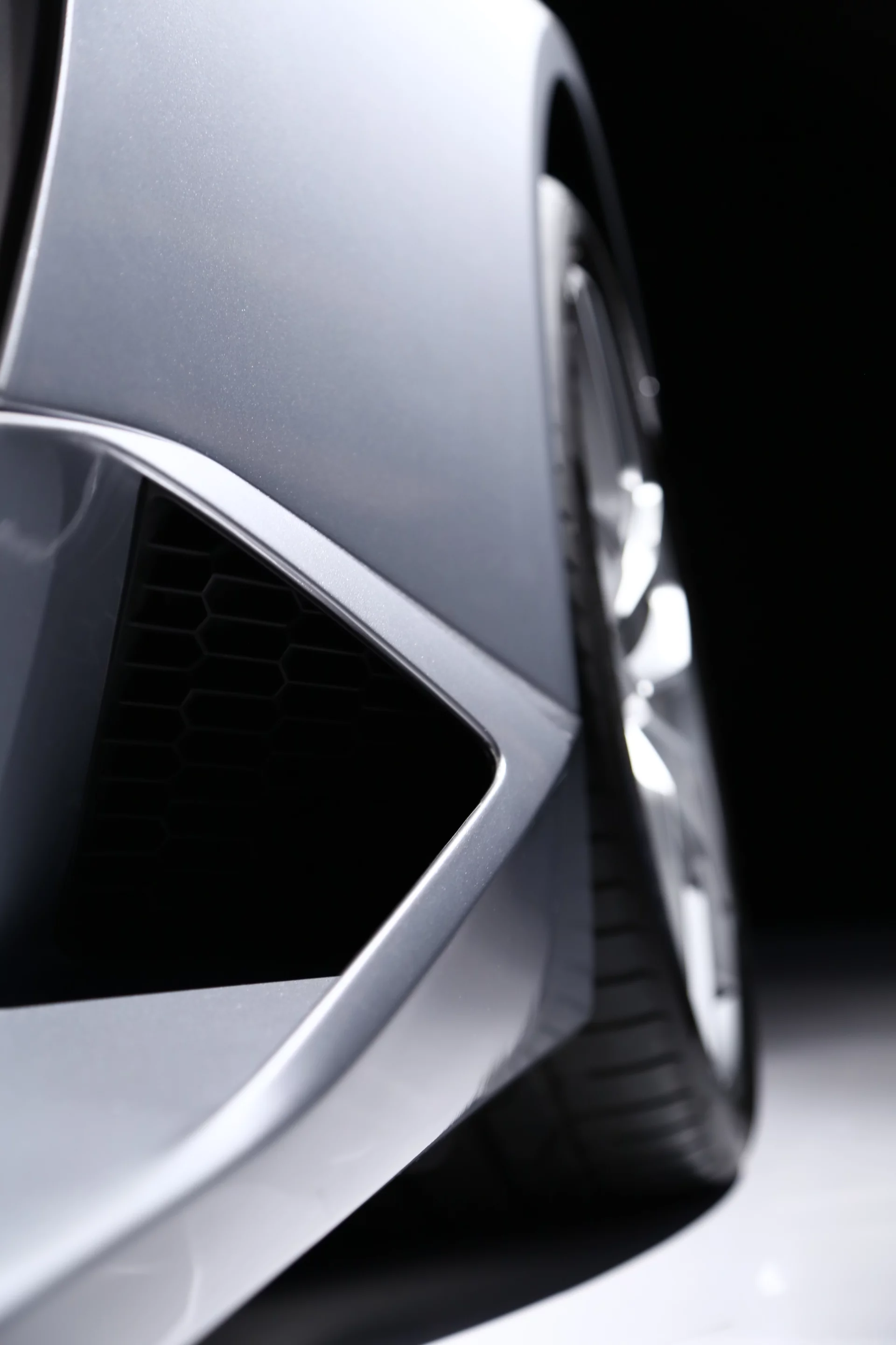 Functional ductwork ahead of the rear wheels is mirrored above in the space behind the cockpit (Photo: Angus MacKenzie/Gizmag.com)