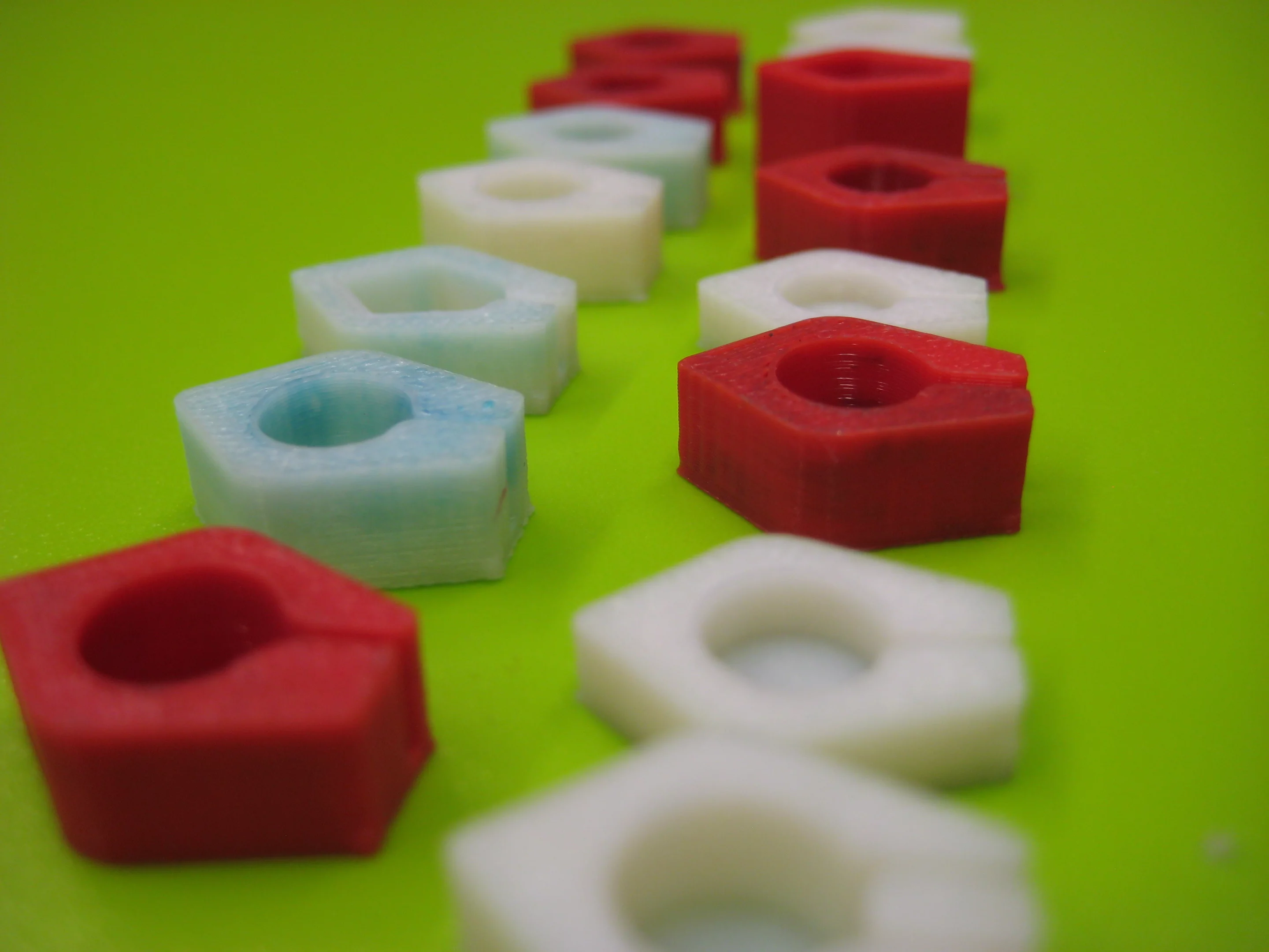 Experimental prototypes of cocktail boats with different sizes and notches