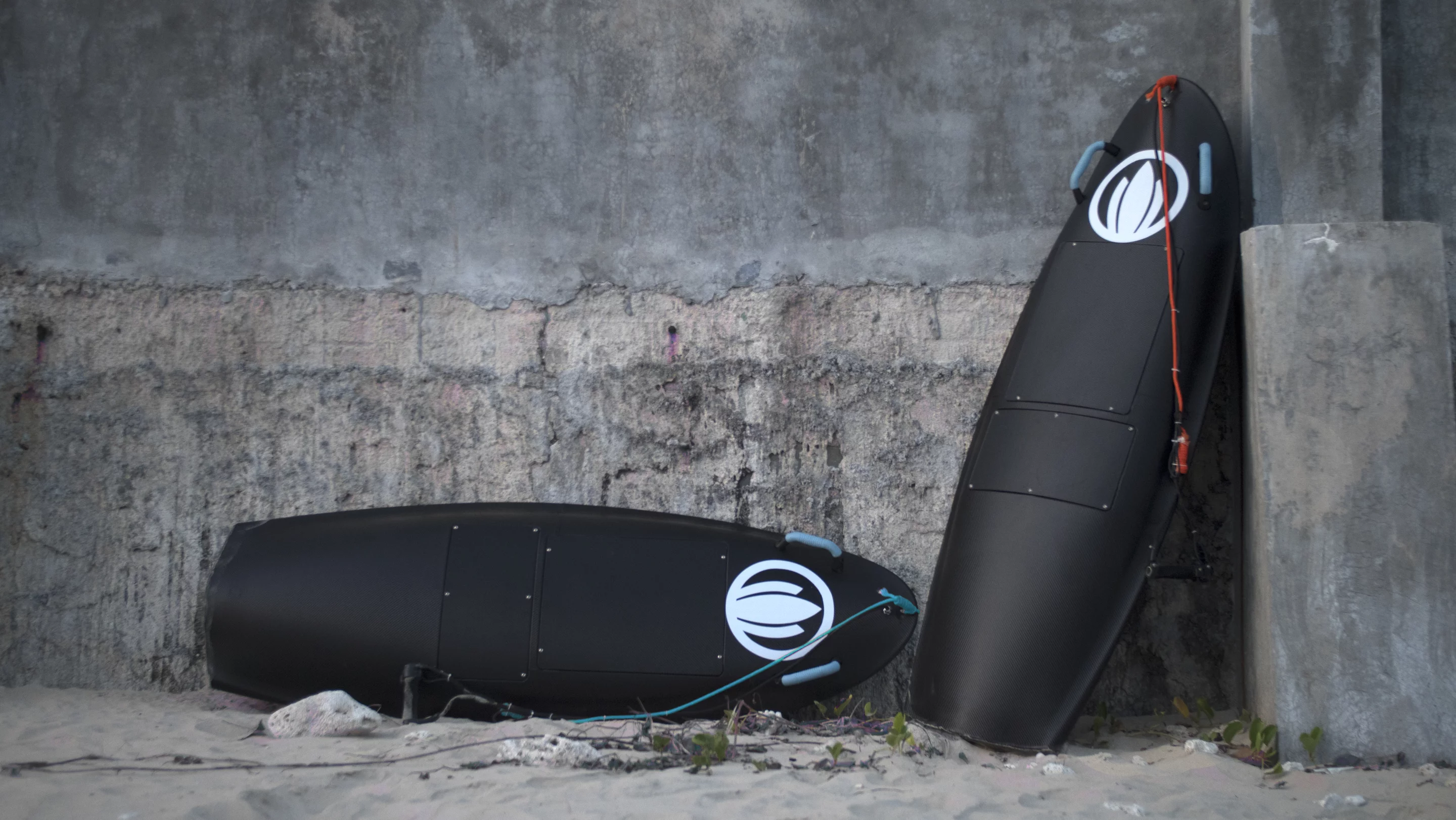 Blea Shark riders control the speed via a handheld throttle, while a kill switch attached to their wrist keeps the board from proceeding without them when they fall off