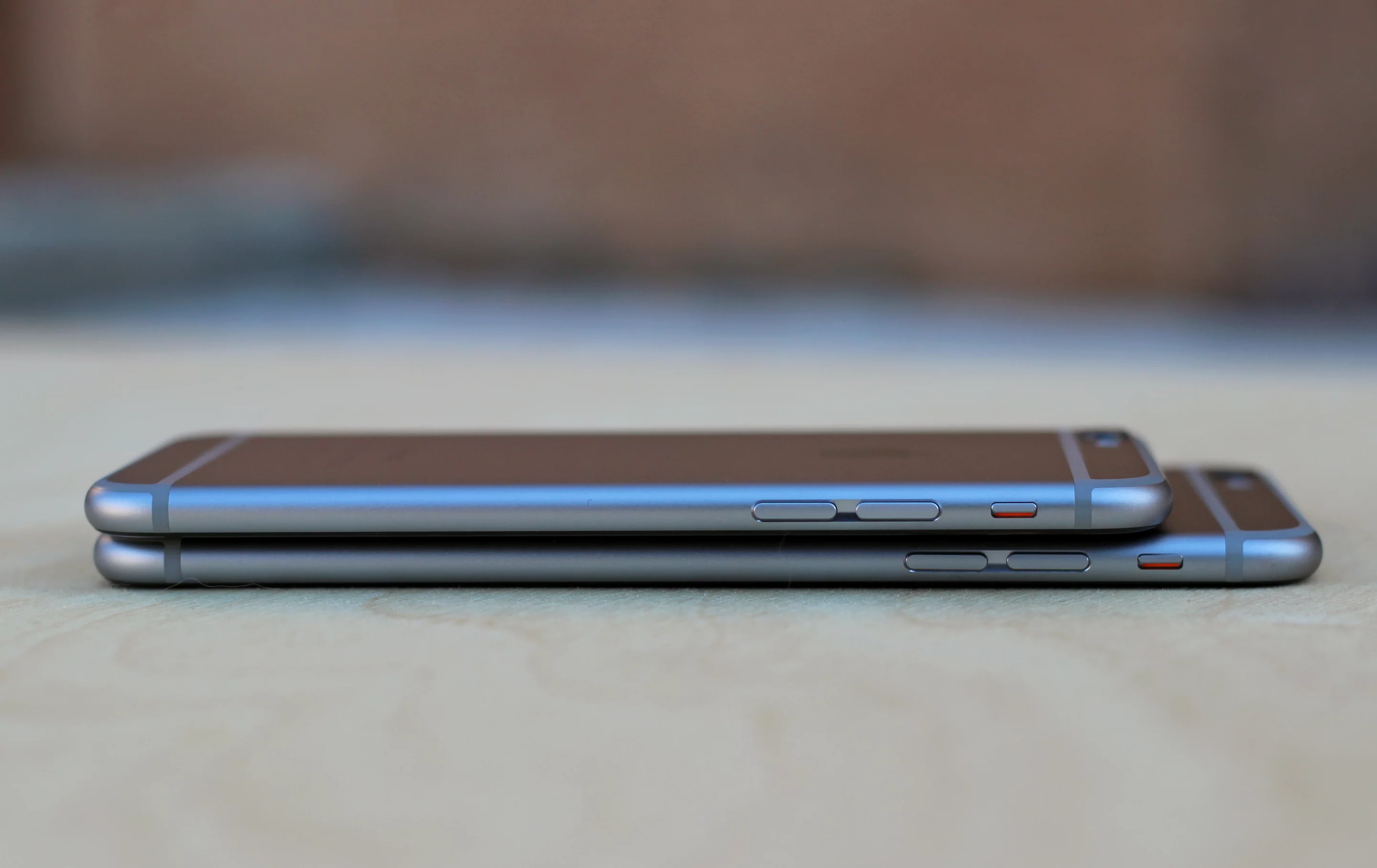 A closer look at the thicknesses of the two handsets (Photo: Will Shanklin/Gizmag.com)