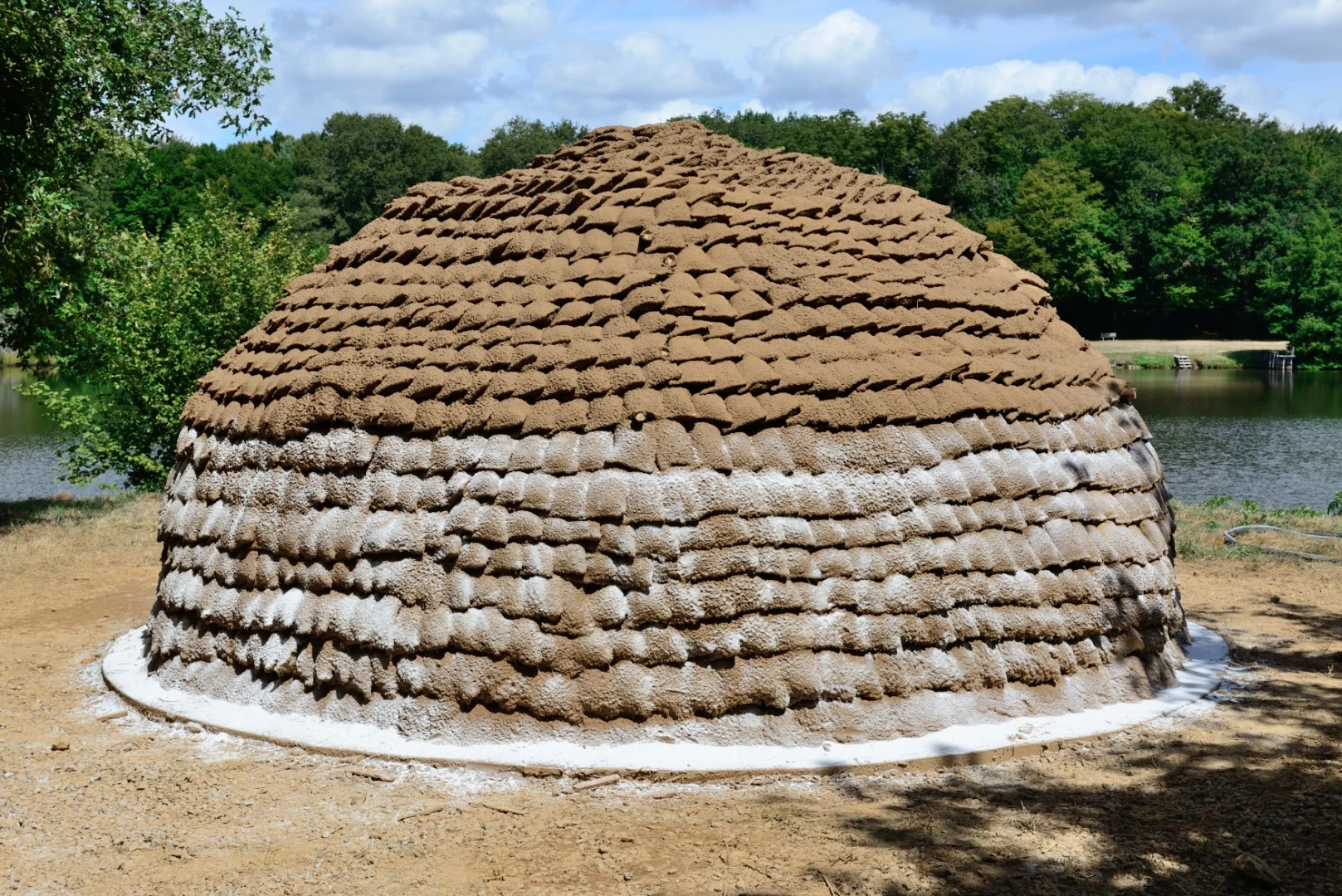 Chaltiel's dome structure incorporates 2,000 jute bags filled with hay