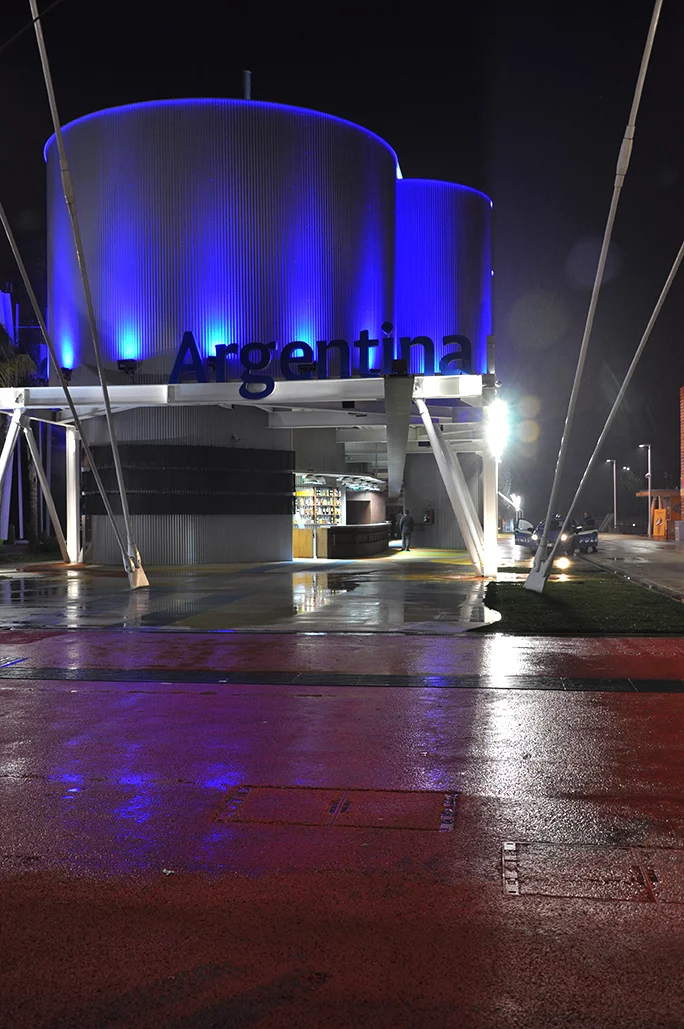 Argentinian Pavilion lights up in blue by night