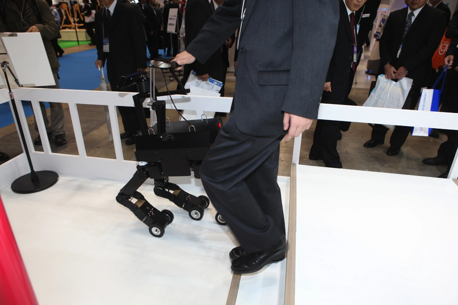 The NSK robot guide dog descends stairs (Photo: gizmag.com)