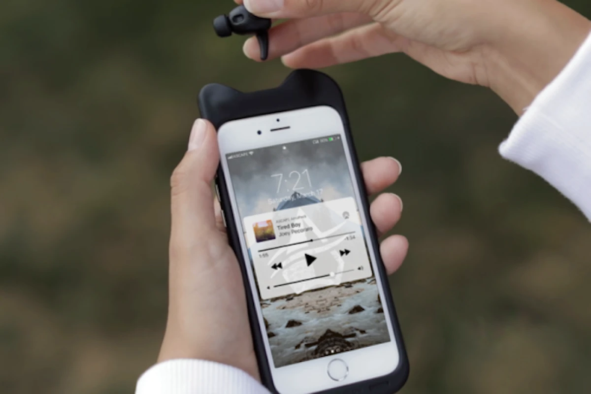 Ascape Audio has unveiled SoundFlow, a pair of earbuds that tuck away neatly inside a phone case that also charges them up