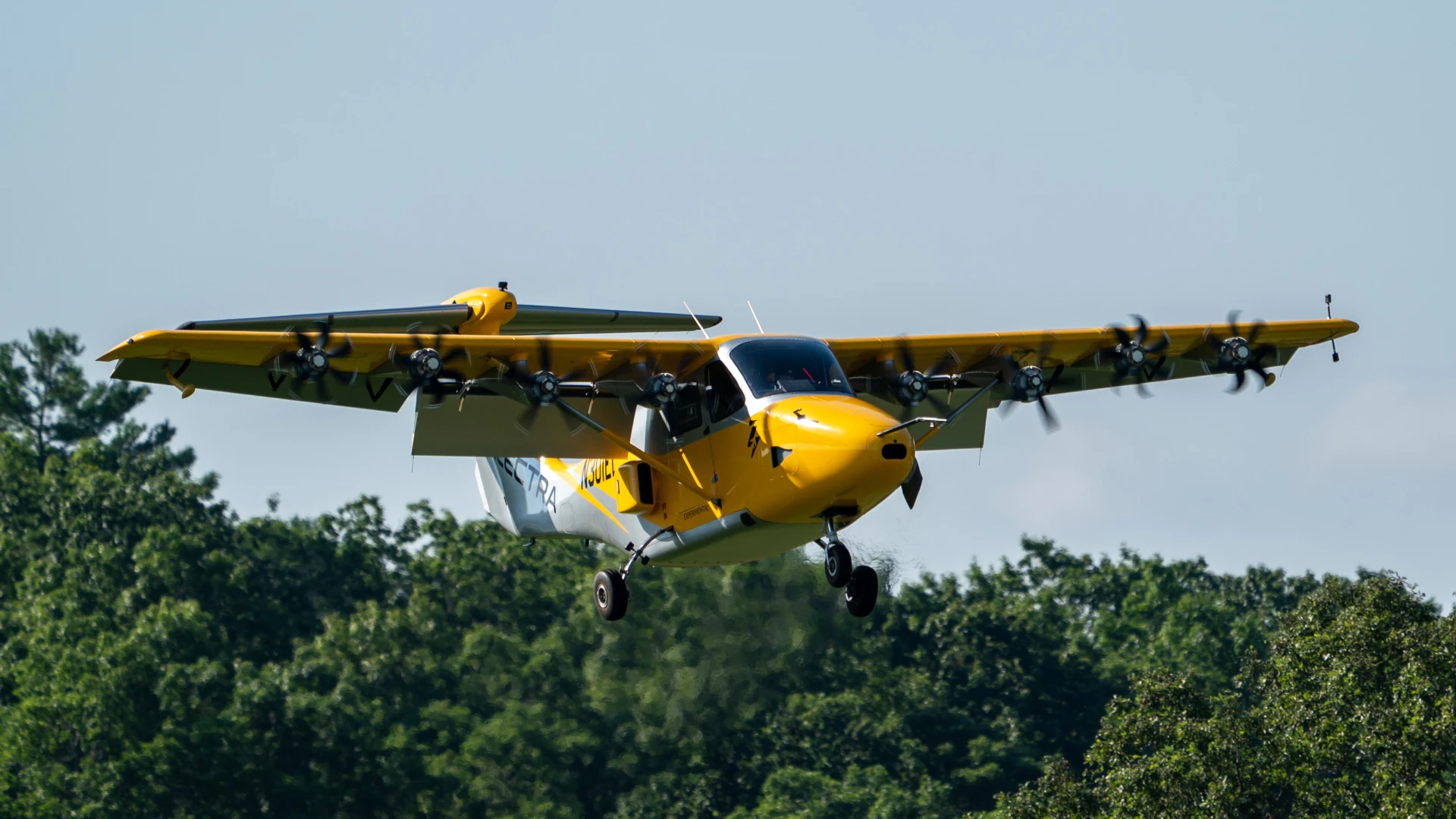El2 Prototype Hybrid-electric STOL aircraft aces public demo flights