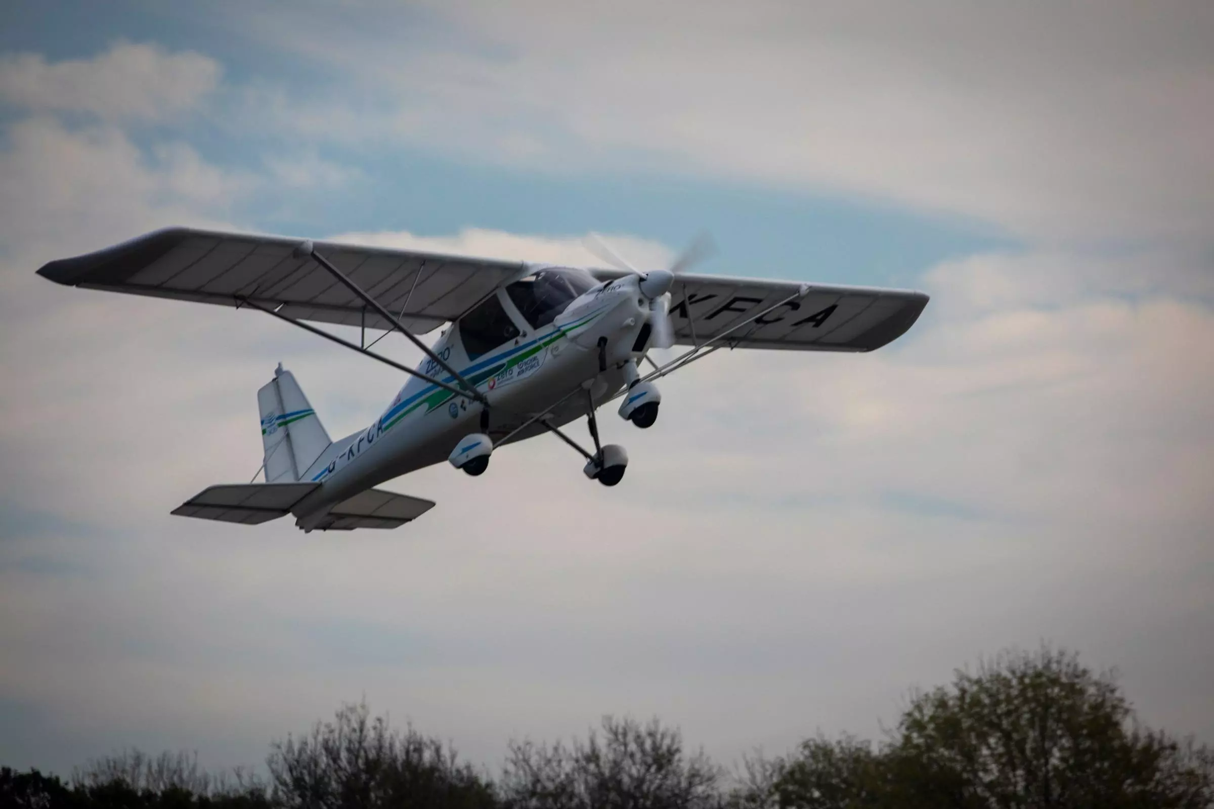 The Ikarus C42 microlight was fueled by a pure synthetic fuel