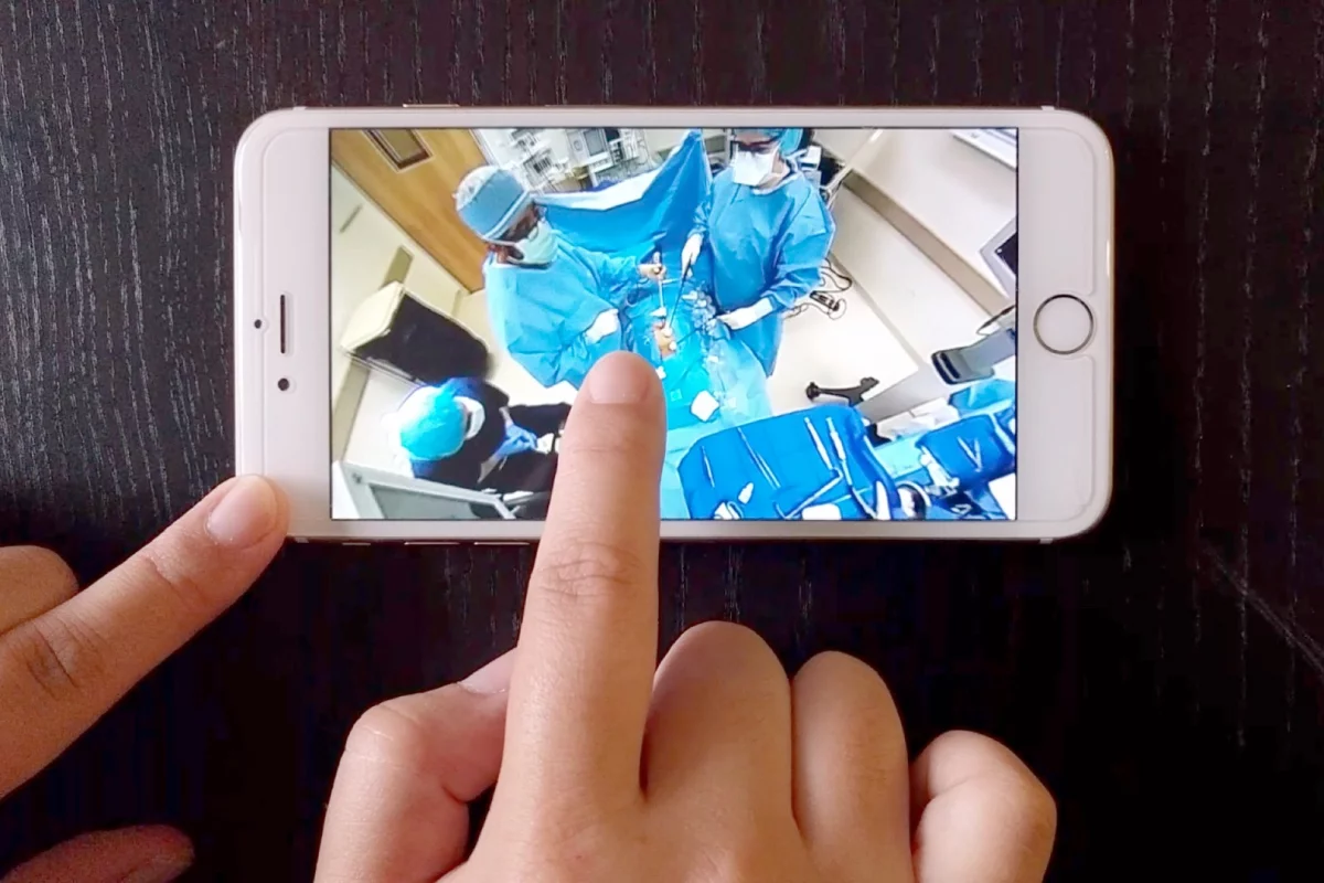 The 360 panoramic view lets viewers see how the staff and surgeon move around the operating room.