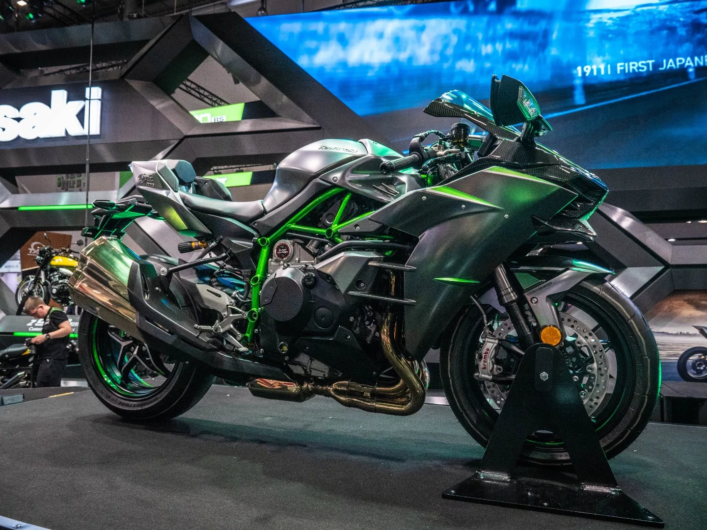 Kawasaki presented at the Intermot 2018 show an updated NInja H2