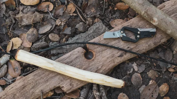 The Lyra knife measures 4.7 in (12 cm) when fully unfurled