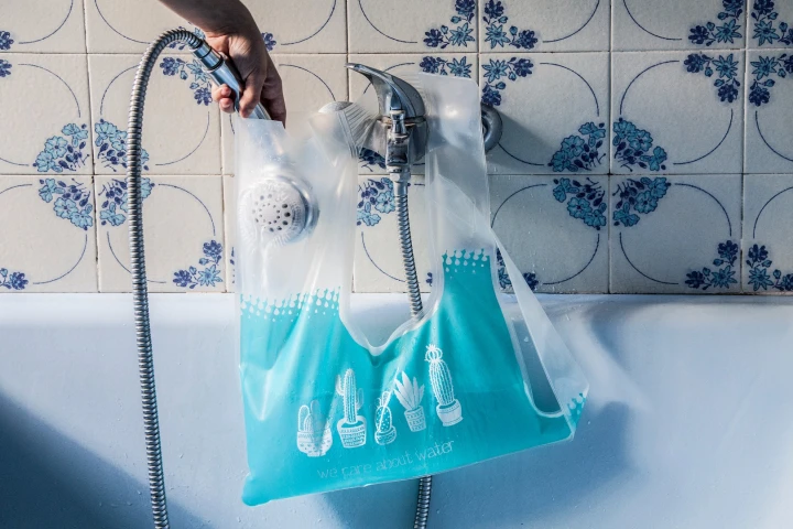 The WaterDrop takes the form of a tote bag that allows for the easy collection, storage and transportation of water
