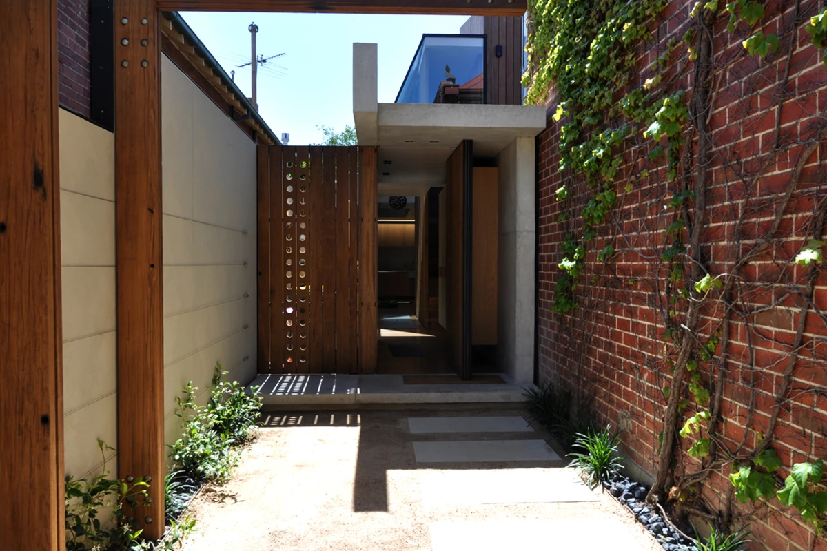 The Beach Avenue home sits on a small block of land measuring 9 by 12 m and is tucked away behind neighboring properties (Photo: Edoardo Campanale for Gizmag)