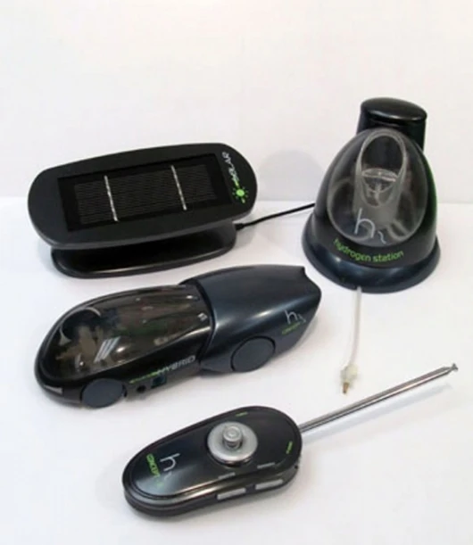 The kit includes the RC car, a remote control unit, a fuel station and a solar cell panel.