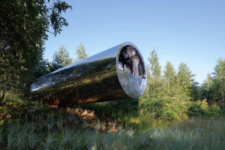 Russian Quintessential measures a total length of 12 m (39 ft) and has a width of 3.5 m (11 ft)