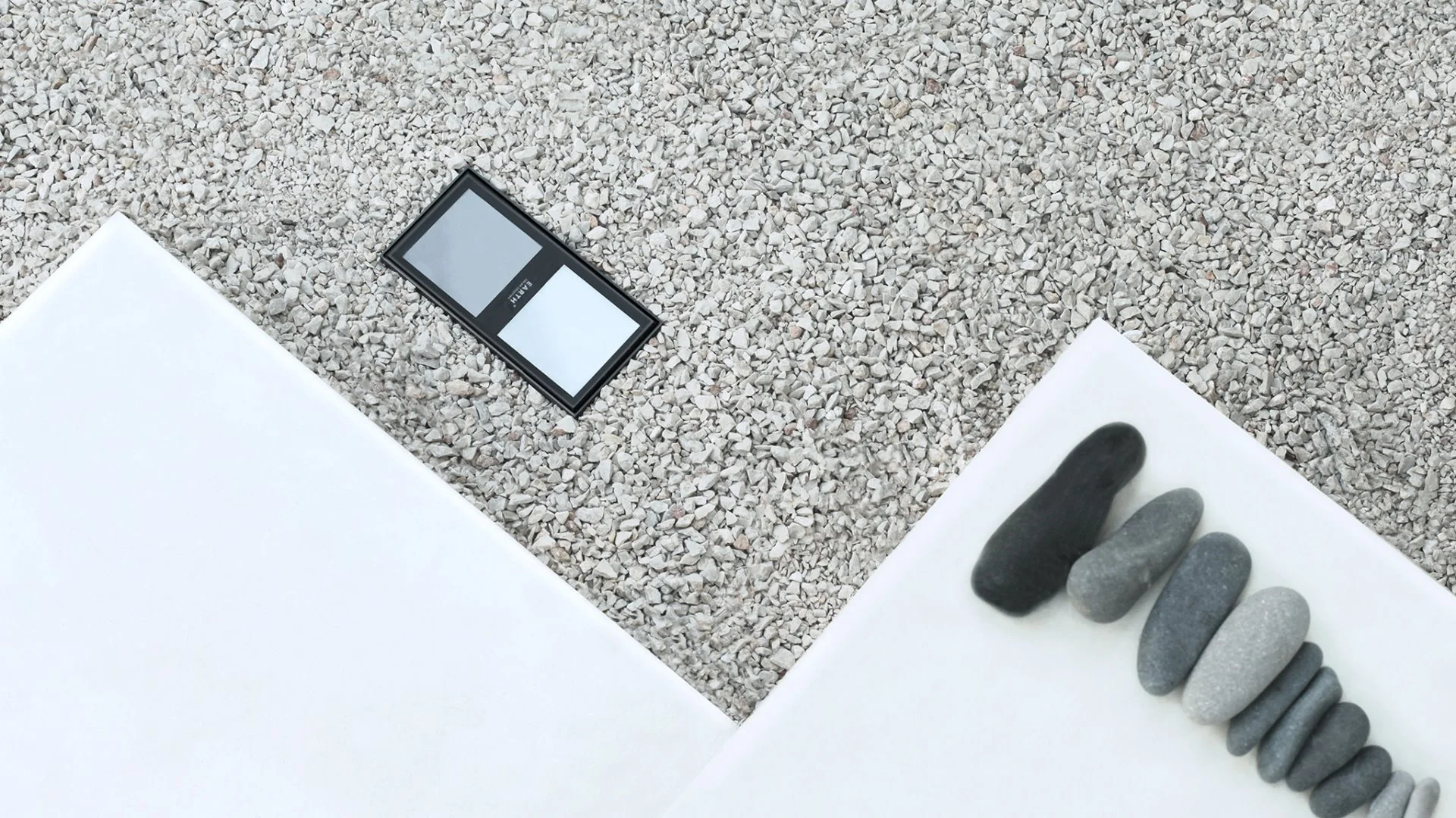 The façade can be personalized with a variety of finishes, including traditional paint, wood panels or stone tiles