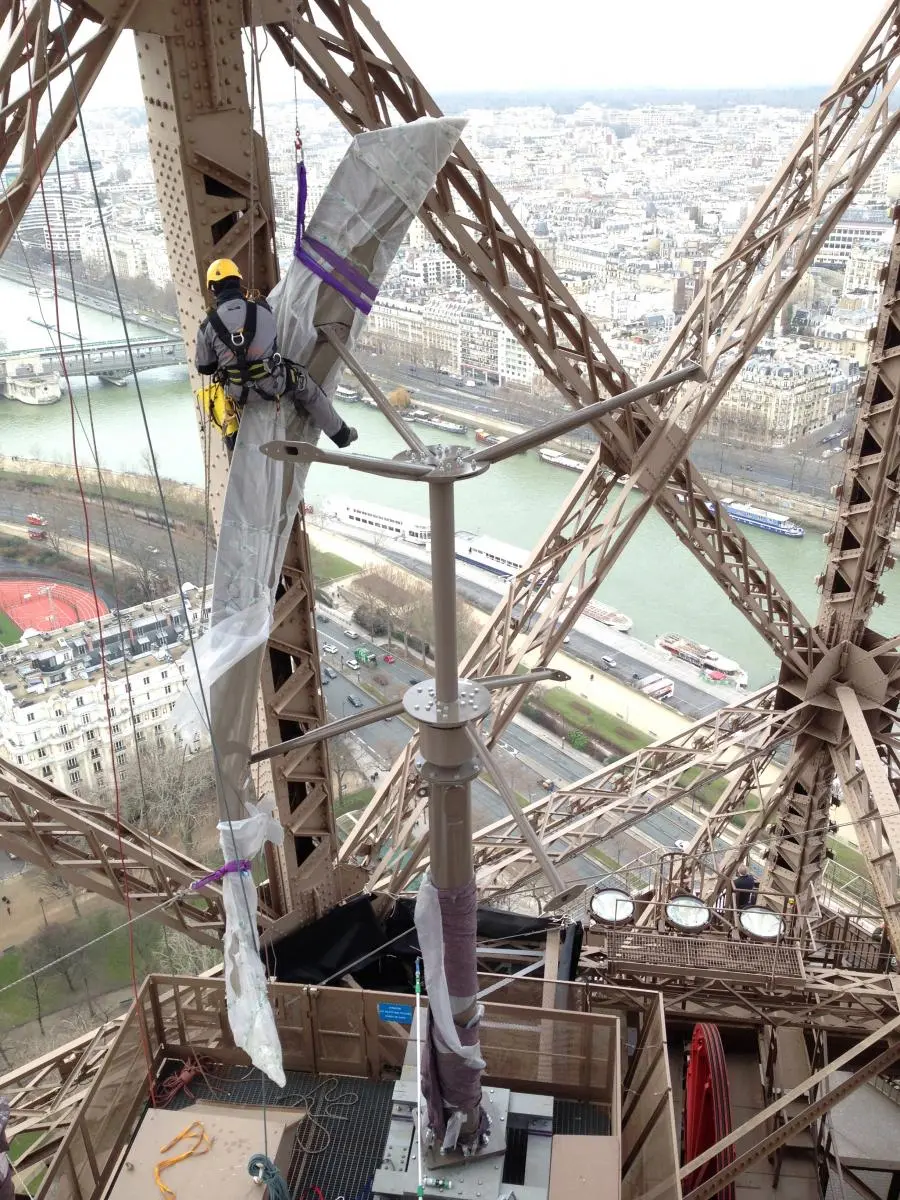 The turbines were hoisted into place with ropes (Photo: UGE)