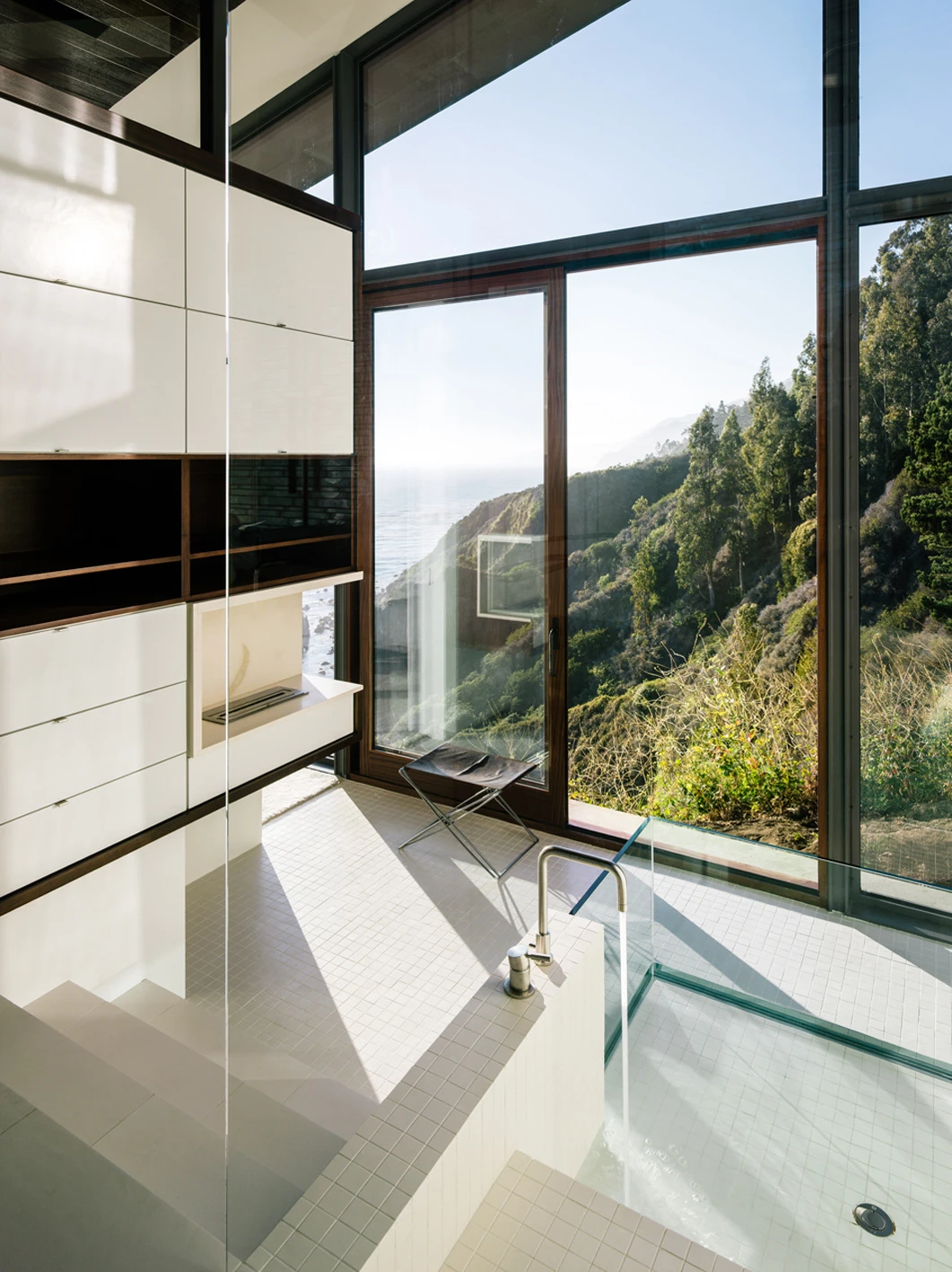 The design of the Fall House comprises two large rectangular boxes, which are joined by a glass library (Photo: Joe Fletcher Photography)