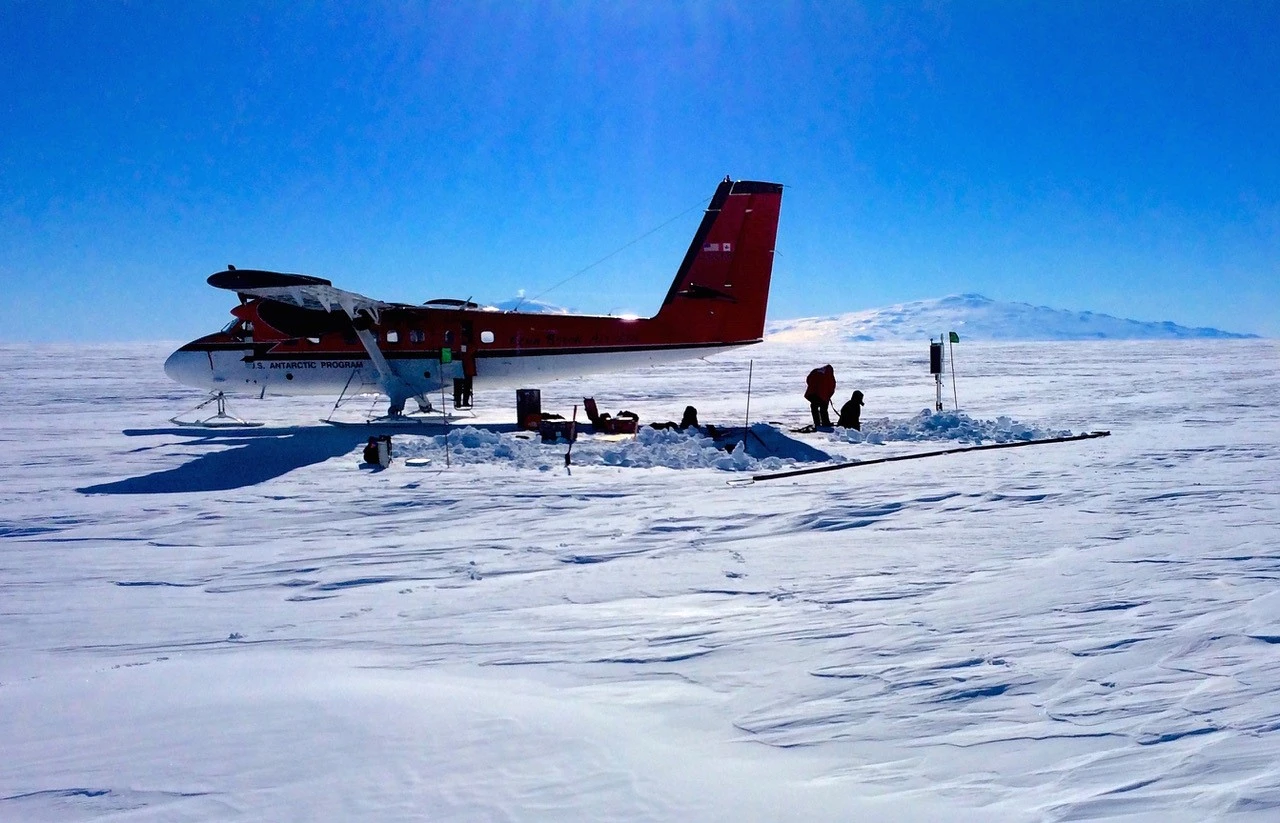 Researchers have found that the Ross Ice Shelf in Antarctica is "singing", which could help provide an early warning system for collapse