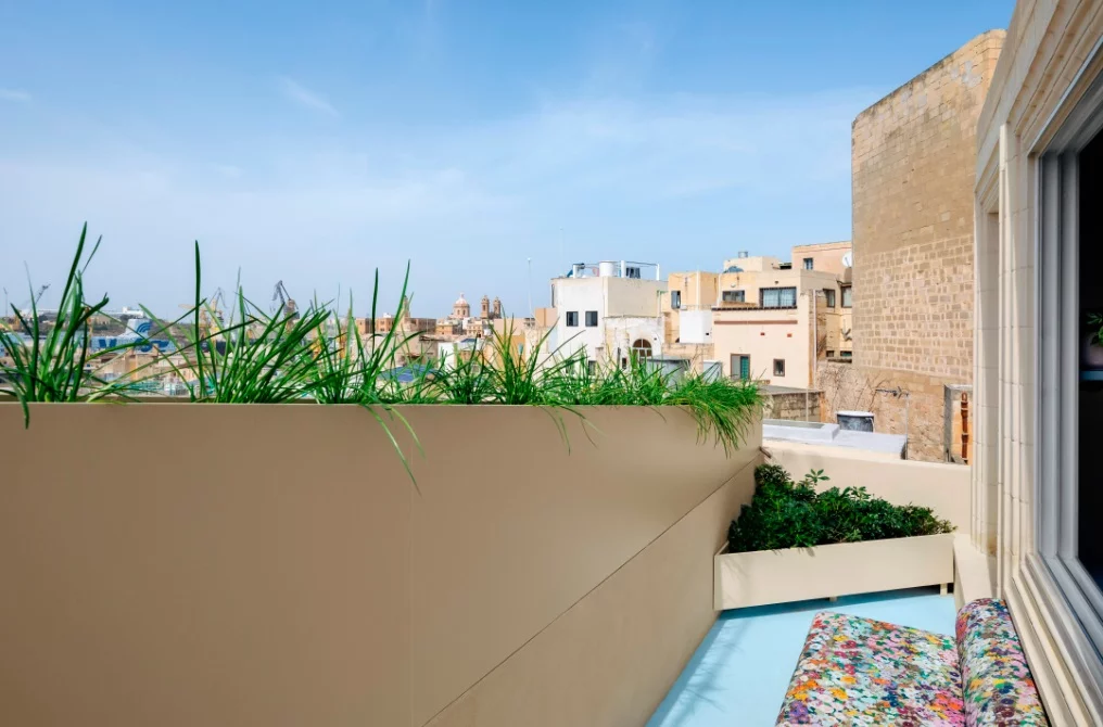 A 10sqm terrace with a bespoke limestone planter replaces a traditional balustrade, blending architecture and nature